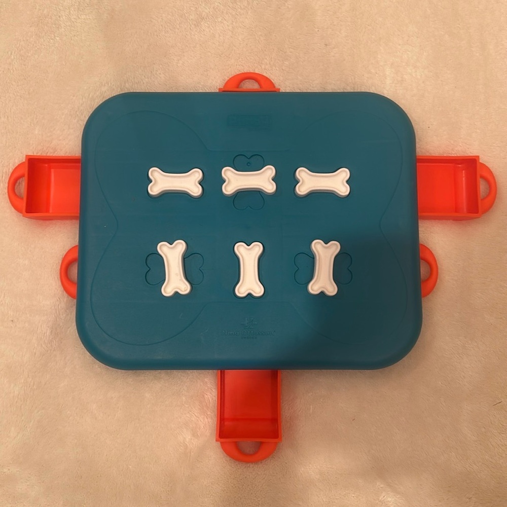 Outward Hound Nina Ottoson Casino Puzzle Game Dog Toy NWOT